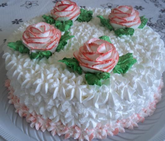 Decoração de Festa Simples bolo decorado com glacê branco