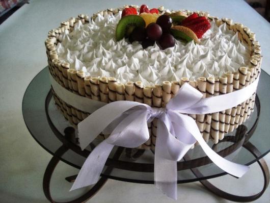 Decoração de Festa Simples bolo decorado com chantilly e frutas