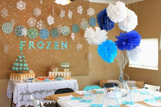 Decoração de Festa Simples Frozen com enfeites de papel crepom