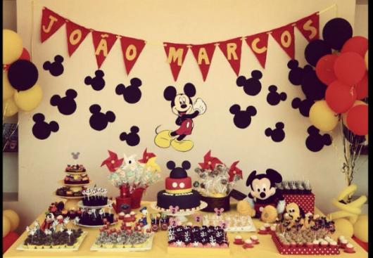 Decoração de Festa Simples Mickey simples com varal de bandeirinhas
