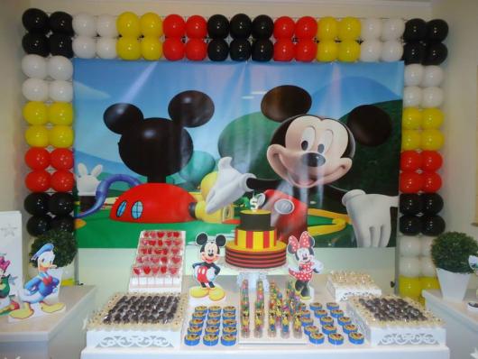 Decoração de Festa Simples Mickey com painel personalizado