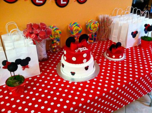 Decoração de Festa Simples Minnie mesa com toalha de poá vermelha e branca