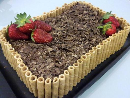 Decoração de Festa Simples bolo decorado com cerca de canudinhos de chocolate