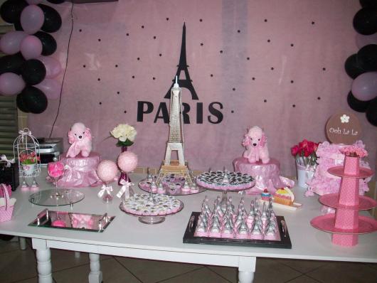 Decoração de Festa Simples Paris decorada com painel de TNT