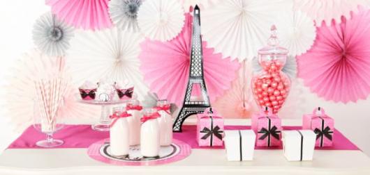 Decoração de Festa Simples Paris decorada com enfeites de papel