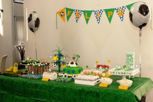 Decoração de Festa Simples futebol mesa decorada com toalha verde e balões com formato de bola