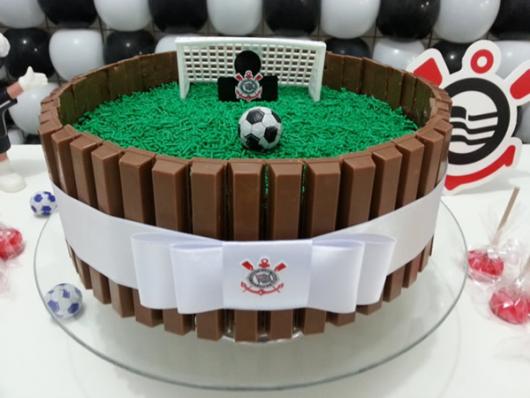 Decoração de Festa Simples bolo decorado com kit kat