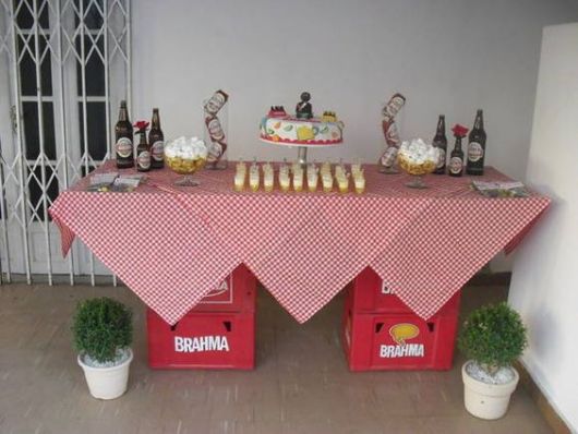 Decoração de Festa Simples boteco mesa decorada com toalha xadrez