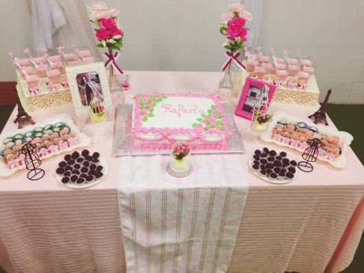 Decoração simples de aniversário com mesa, toalha e doces