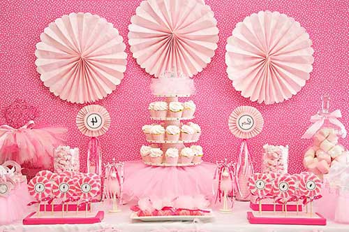Decoração simples de aniversário com flores de papel rosa