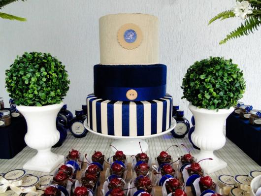 Decoração simples de aniversário com detalhes em azul marinho