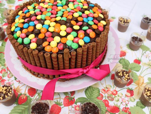 Decoração simples de aniversário com bolo com confeitos coloridos