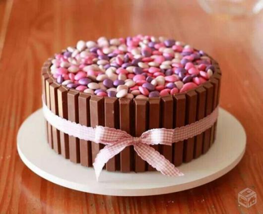 Decoração simples de aniversário com bolo de kit kat e laço de cetim