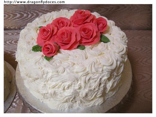 Decoração simples de aniversário com bolo de chantilly com flores