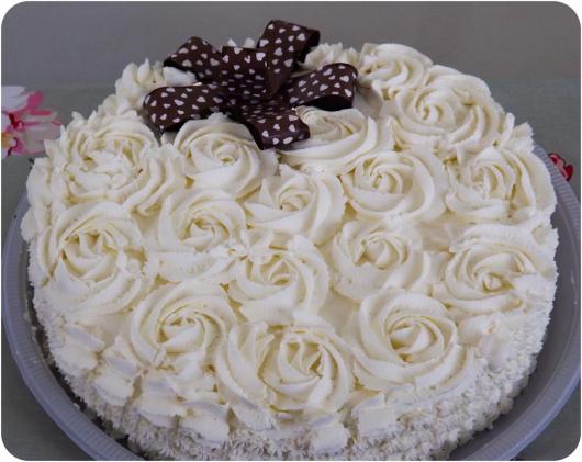 Decoração simples de aniversário com bolo de chantilly branco