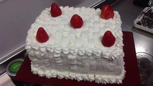 Decoração simples de aniversário com bolo branco e morangos