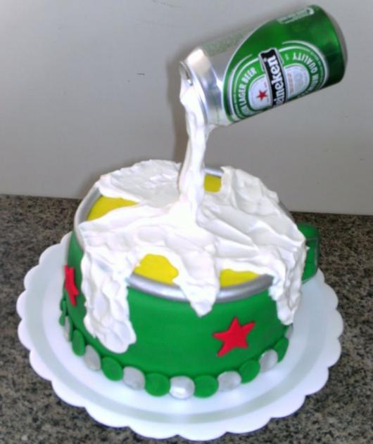 Decoração simples de aniversário com bolo com latinha de cerveja