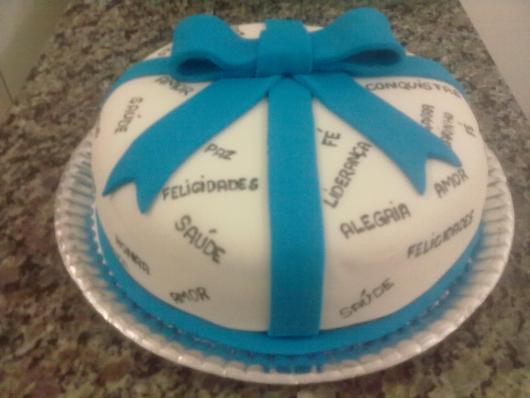 Decoração simples de aniversário com bolo de pasta americana branco e azul