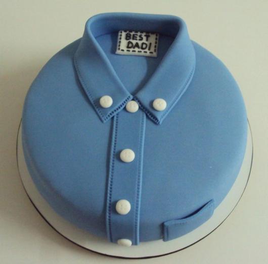 Decoração simples de aniversário com bolo em forma de camisa