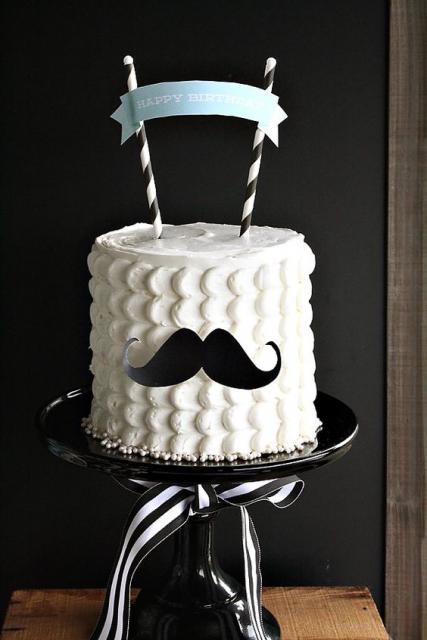 Decoração simples de aniversário com bolo branco com bigode