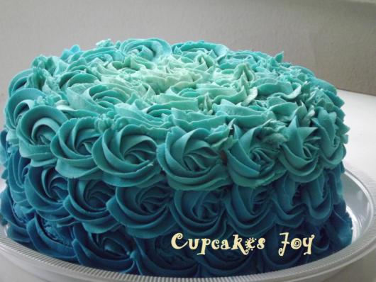 Decoração simples de aniversário com bolo de chantilly azul