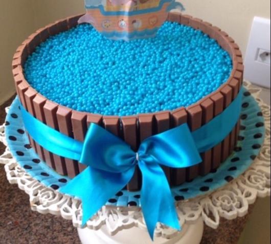 Decoração simples de aniversário com bolo de chocolate com fita de cetim azul