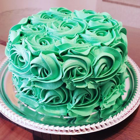 Decoração simples de aniversário com bolo de chantilly verde
