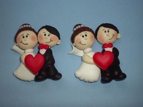 Lembrancinha de Casamento Simples de biscuit com casal de noivos 