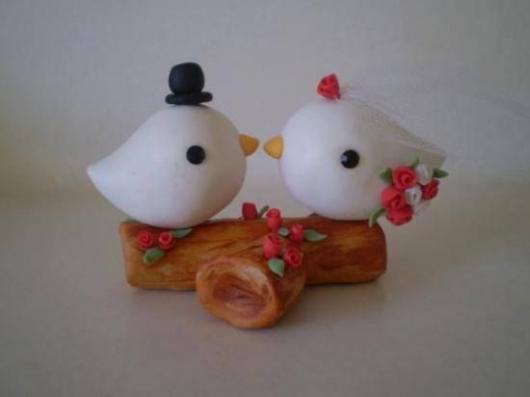 Lembrancinha de Casamento Simples de biscuit com casal de pombinhos
