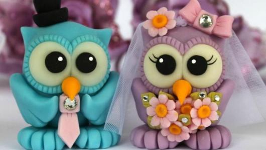 Lembrancinha de Casamento Simples de biscuit com casal de corujas