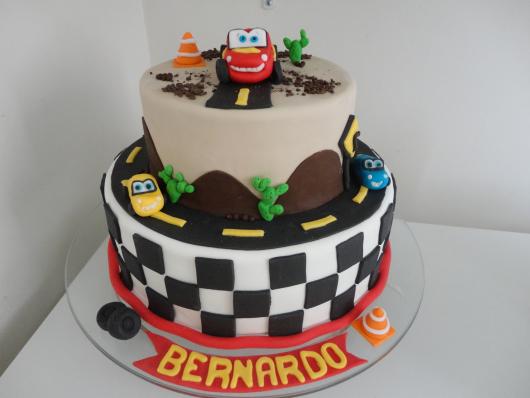 Bolo de chantilly dois andares infantil dos carros. 