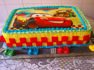 Bolo carros Mcqueen, Topper, Redondo, Chantilly, Bico chuveirinho, 2  kg, 20 fatias