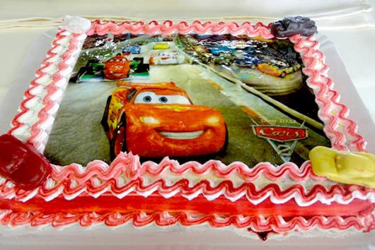 Bolo carros Mcqueen, Topper, Redondo, Chantilly, Bico chuveirinho, 2  kg, 20 fatias