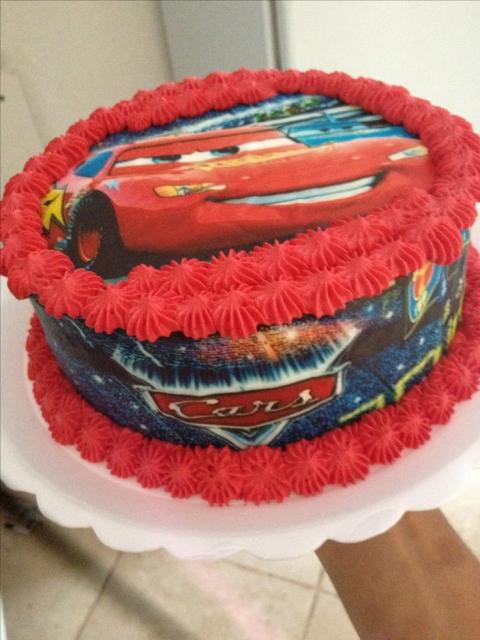 Bolo carros Mcqueen, Topper, Redondo, Chantilly, Bico chuveirinho, 2  kg, 20 fatias