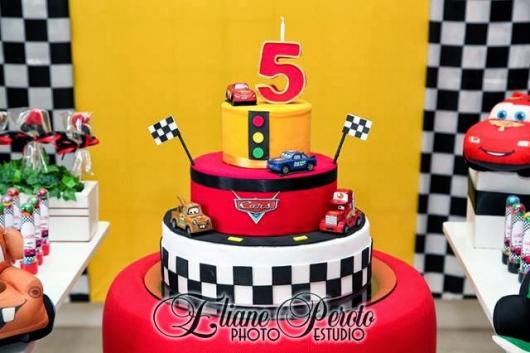 Bolo carros Mcqueen, Topper, Redondo, Chantilly, Bico chuveirinho, 2  kg, 20 fatias