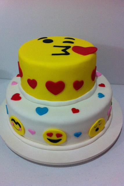 bolo para festa emoji 