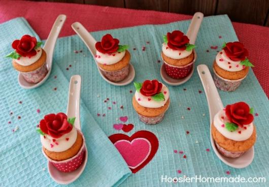 Cupcake para Dia dos Namorados Confeito rosas vermelhas