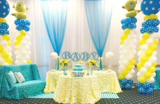 Decoração de Chá de Bebê de menino com tema simples azul e amarelo