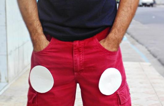 Fantasia do Mickey Simples bermuda vermelha com os botões brancos de cartolina