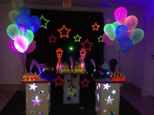 Festa Balada Neon com balões fluorescentes 