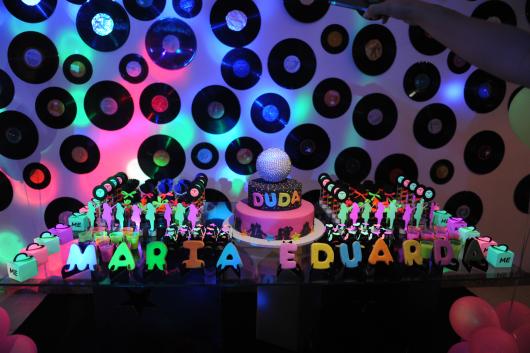 Festa Balada Discoteca com discos na parede
