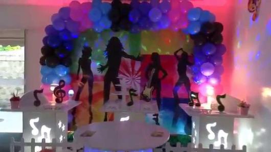 Festa Balada Discoteca com painel colorido 