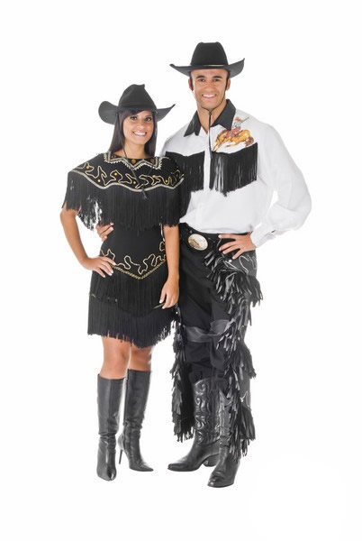 Festa Country roupa para casal: vestido preto com franja e calca e camisa com detalhes também de franja