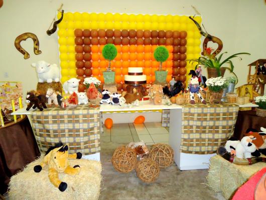 Festa Country Infantil com painel de bexigas amarela, laranja e marrom