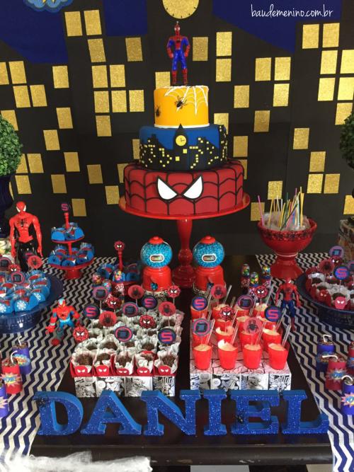 Festa Homem-Aranha Vintage com bolo de 3 andares
