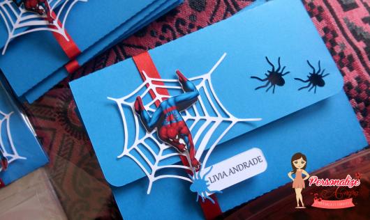 Convite da Festa Homem-Aranha com envelope azul com teia de aranha e o personagem