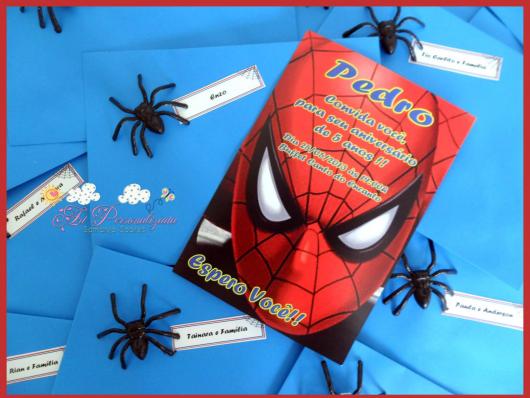 Convite da Festa Homem-Aranha no estilo cartão com aranha de plástico