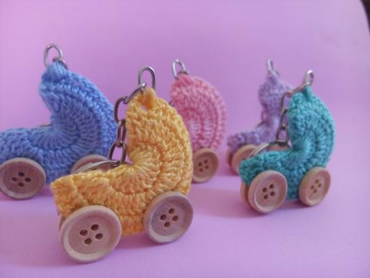 Lembrancinhas de Maternidade de crochê modelo de carrinho