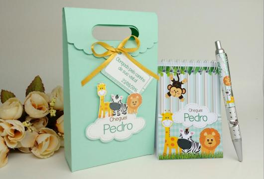 Lembrancinhas de Maternidade Safari kit com caderno e caneta 