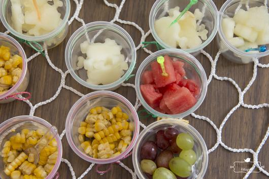 Dicas de o que servir em festa infantil de 1 ano: porções de frutas para crianças